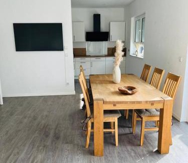 Gross Ilsede House | Einzigartiger Neubau-Bungalow - Luxus-Küche, große Terrasse mit Garten - Perfekt für Familie und Gruppen