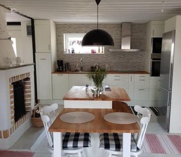 Nykoping House | Ekbacken - naturskön stuga med närhet till havet