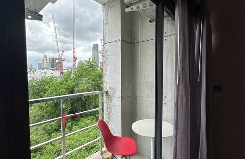 Khlong Tan Nuea Apartment | Ekkamai Loft kingbed+ couch +convertible sofabed + airmatt, max 4