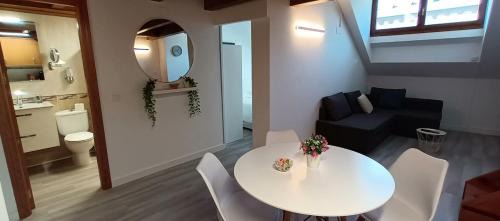 Biescas Apartment | El Ático Nuevo en el centro con ascensor, garaje, aire acondicionado y WiFi