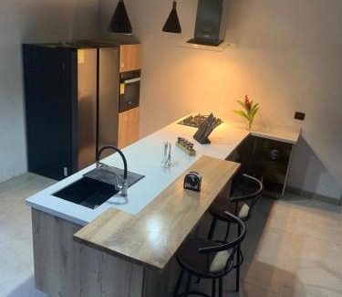 Turbo House | EL ABRAZO