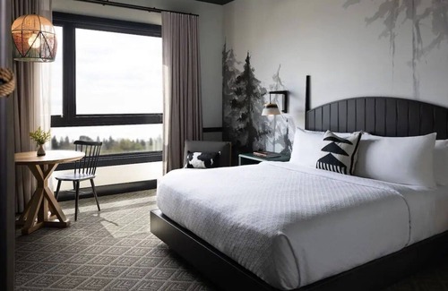 Merced Hotel | El Capitan Hotel Main Street King with Unique Dining Experiences