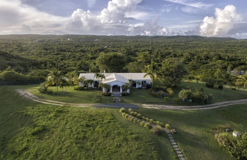 Esperanza House | El Cerro: Main House and Pool House on 30 acres