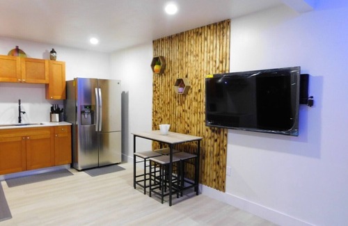 Pinewood Bed & Breakfast | EL ENCANTO APARTMENT,W/FULL KITCHEN