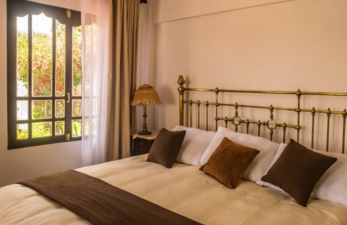 Sucre Bed & Breakfast | El Jardin De Su Merced B&B