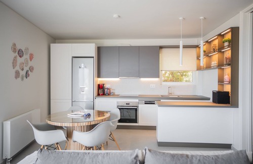 Saronida Apartment | El Mar Seaview Penthouse, 2 BDR, 7’ from beach, renovated