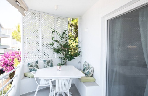Saronida Apartment | El Mar Seaview Penthouse, 2 BDR, 7’ from beach, renovated