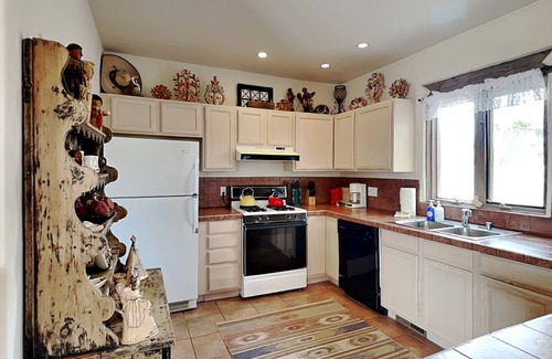 Las Campanas House | El Otro Tierra | Cozy Retreat, Mountain Views + Near Downtown