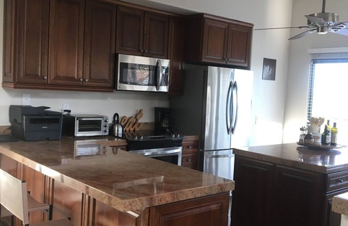Palm Desert House | El Paseo Village Newly renovated Condo