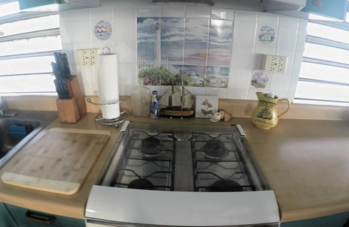Puerto Real Boat Rental | El Pelícano Tropical-Rustic Houseboat
