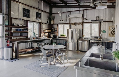 Dripping Springs House | El Pescador House - Asante Lodging & Events