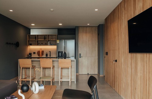 Las Lomas I Apartment | El Poblado, Medellín - Private Hot Tub & Balcony - AC-300mb- Deluxe - Wake 1015!