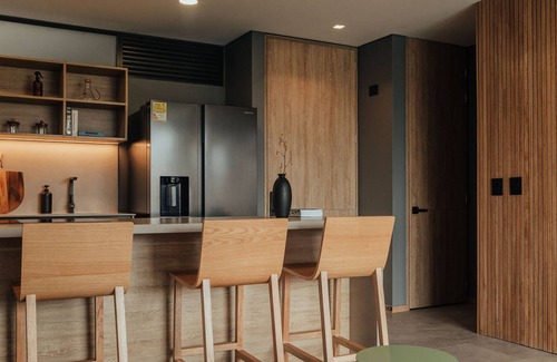 Las Lomas I Apartment | El Poblado, Medellín - Private Hot Tub & Balcony - AC-300mb- Deluxe - Wake 1015!