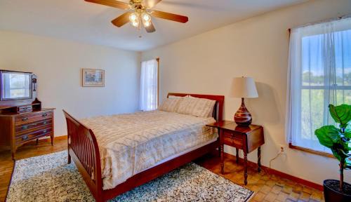 Corrales House | El Ranchito Alegre Taos-Style 3BR in Corrales