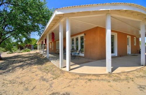 Corrales House | El Ranchito Alegre Taos-Style 3BR in Corrales