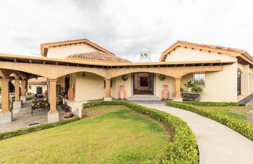 San Isidro Villa | EL Retiro Luxury Villa - Costa Rica Casa de Lujo Tipo Colonial - Comodidad 100%