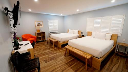 Studio City Hotel | El Royale Gardens Near Universal Studios