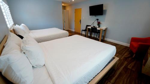 Studio City Hotel | El Royale Gardens Near Universal Studios