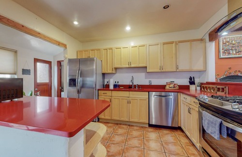 Victory Hills House | El Sol! Near UNM, Nob Hill, Airport and Hospitals!