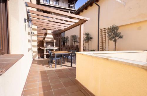 Beceite Apartment | El sueño del Búho 3. Chimenea y terraza.