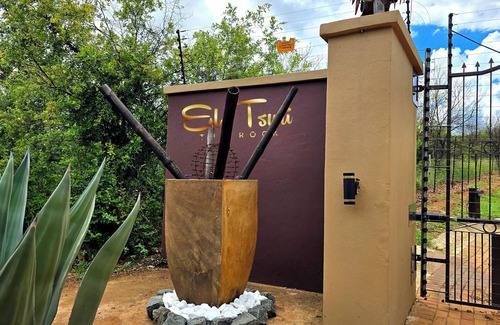 Pretoria Apartment | EL-TSURI GUEST RESORT "British Unit" A charming London-inspired themed retreat.