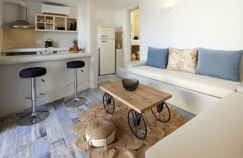 Fira House | El Verano Suites