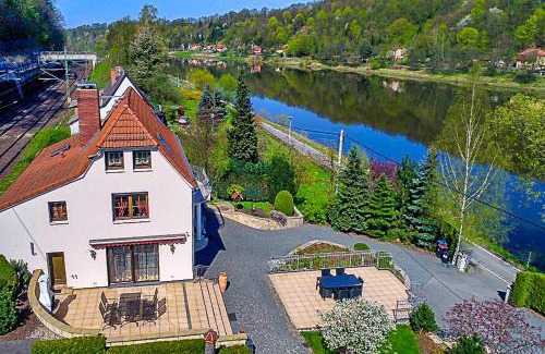 Pirna Villa | Elbvilla Pirna mit Sauna und Kamin mit privatem Zugang zur Elbe