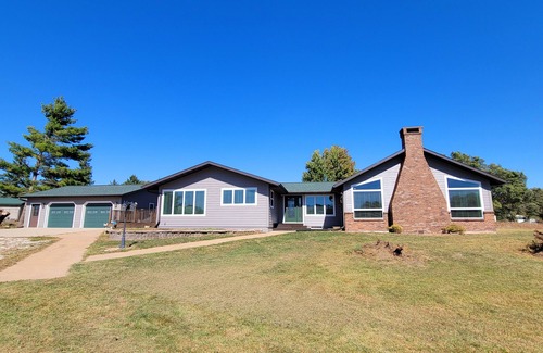 Eldora House | Eldora getaway! Charming 3-bedroom house on an acreage with WiFi, AC/heating.