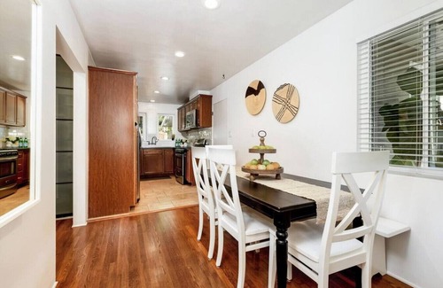 Beach Barber Tract House | Electric Ave · Windansea🏖Electric Ave Retreat - Walk to Beach!