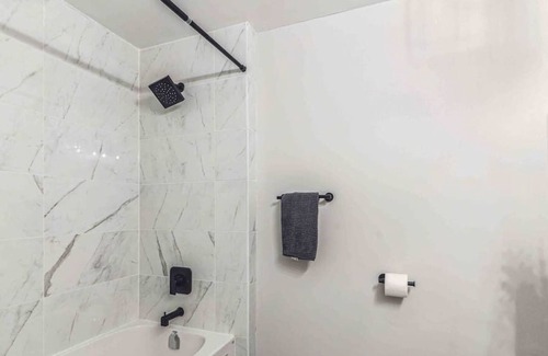 Peterborough Apartment | Electric City Nook | Chic 1 Bed + Sofa Bed