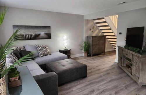 Oakbrook Condo | Elegance at its Best!