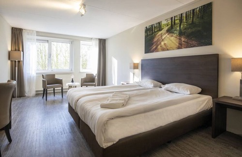 Ellecom House | Elegance & Comfort in a Historic Room with Indoor Swimming Pool Access