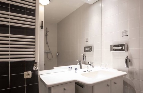 Ellecom House | Elegance & Comfort in a Historic Room with Indoor Swimming Pool Access