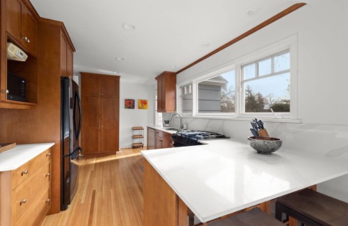 South Oak Bay House | Elegance on Central