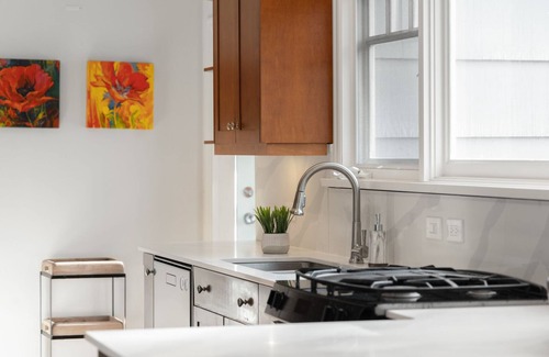 South Oak Bay House | Elegance on Central