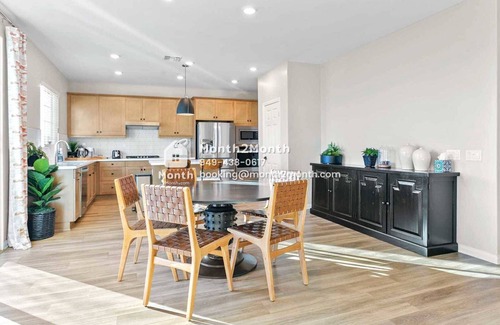 Ontario House | Elegance on Foxglove #41643