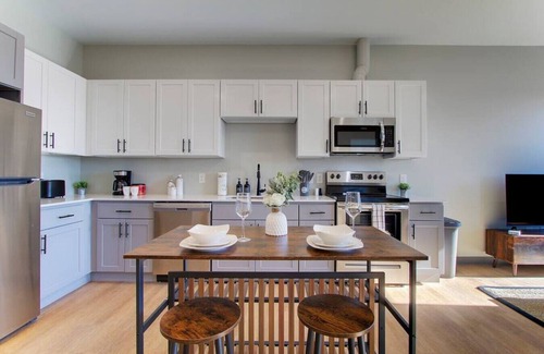University Circle Apartment | Elegant 1 BDR | Cleveland Clinic | Free Parking