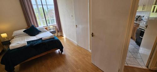 Brondesbury Park Apartment | Elegant 1-Bed Flat, Sleeps 5, London NW6 - 5 mins to Jubilee, Bakerloo & Overground Lines