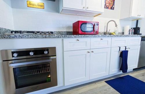 Neartown Cabin | Elegant 1 Bed Montrose - Rome @The Italian Plaza