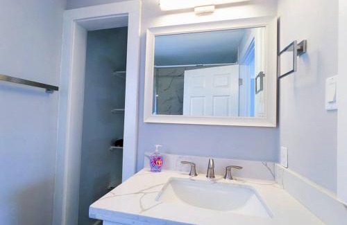Neartown Cabin | Elegant 1 Bed Montrose - Rome @The Italian Plaza