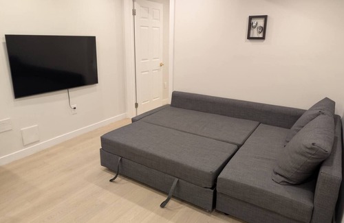 Richmond Hill House | Elegant 1BR Apartment w/Private Entrance & Parking