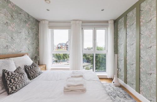Syon Apartment | Elegant 2 BDR 2 Bath Apartment with Canal Views