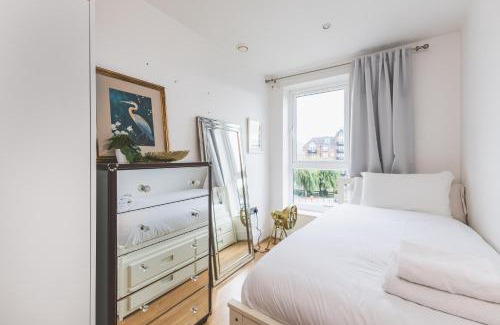 Syon Apartment | Elegant 2 BDR 2 Bath Apartment with Canal Views