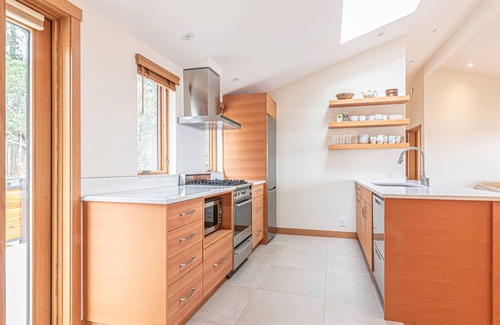 Salt Spring Island Apartment | Elegant 2-bedroom apartment on Salt Spring Island, with ocean-view deck.