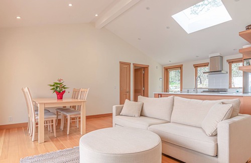 Salt Spring Island Apartment | Elegant 2-bedroom apartment on Salt Spring Island, with ocean-view deck.
