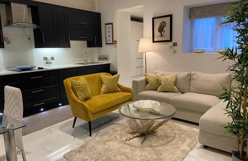 Chiswick Riverside Apartment | Elegant 2 Bed Flat in Chiswick High Road