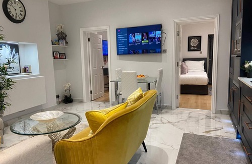Chiswick Riverside Apartment | Elegant 2 Bed Flat in Chiswick High Road