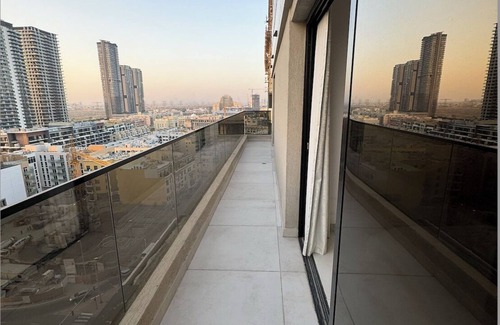 Bur Dubai Apartment | Elegant 2-Bedroom, 2-Bath Luxury Apartment in the Heart of Je VC
