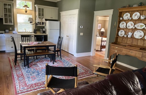 Monticello Cottage | Elegant 2 Bedroom, 2 Bath Guest House close to Tallahassee