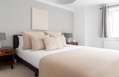 Avonmore and Brook Green Apartment | Elegant 2 Bedroom Apartment in Battersea